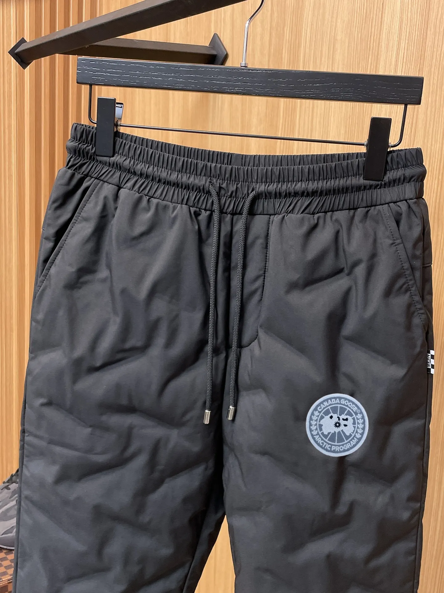 P490 Canada Goose 25 new autumn and winter products🆕Thickened warm down pants are here🌹Winter essential outdoor windproof, lockable and warm. Made of professional-grade outdoor windproof, waterproof and breathable fabric. Lining is filled with 90% white duck down. Lightweight design, lightweight and warm. Seamless gluing process on the inside. Made of light and gall-free velvet fabric to effectively prevent velvet running. Original hardware accessories. Classic logo matching. Simple and versatile. The upper body is stylish and not bulky. The style is the same for men and women! Size: M-3XL.